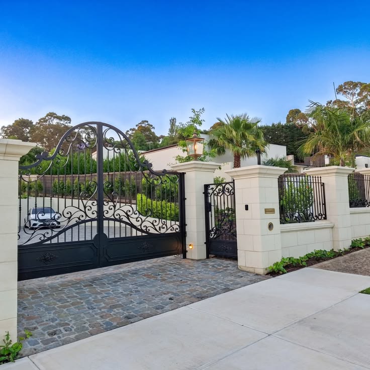 Portail en fer forgé avec portillon