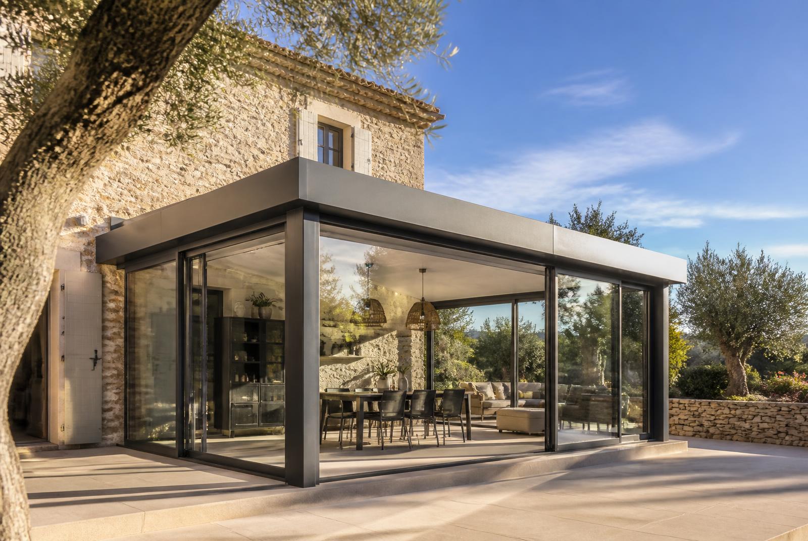 Véranda et baie coulissante en aluminium anthracite sur une maison provençale